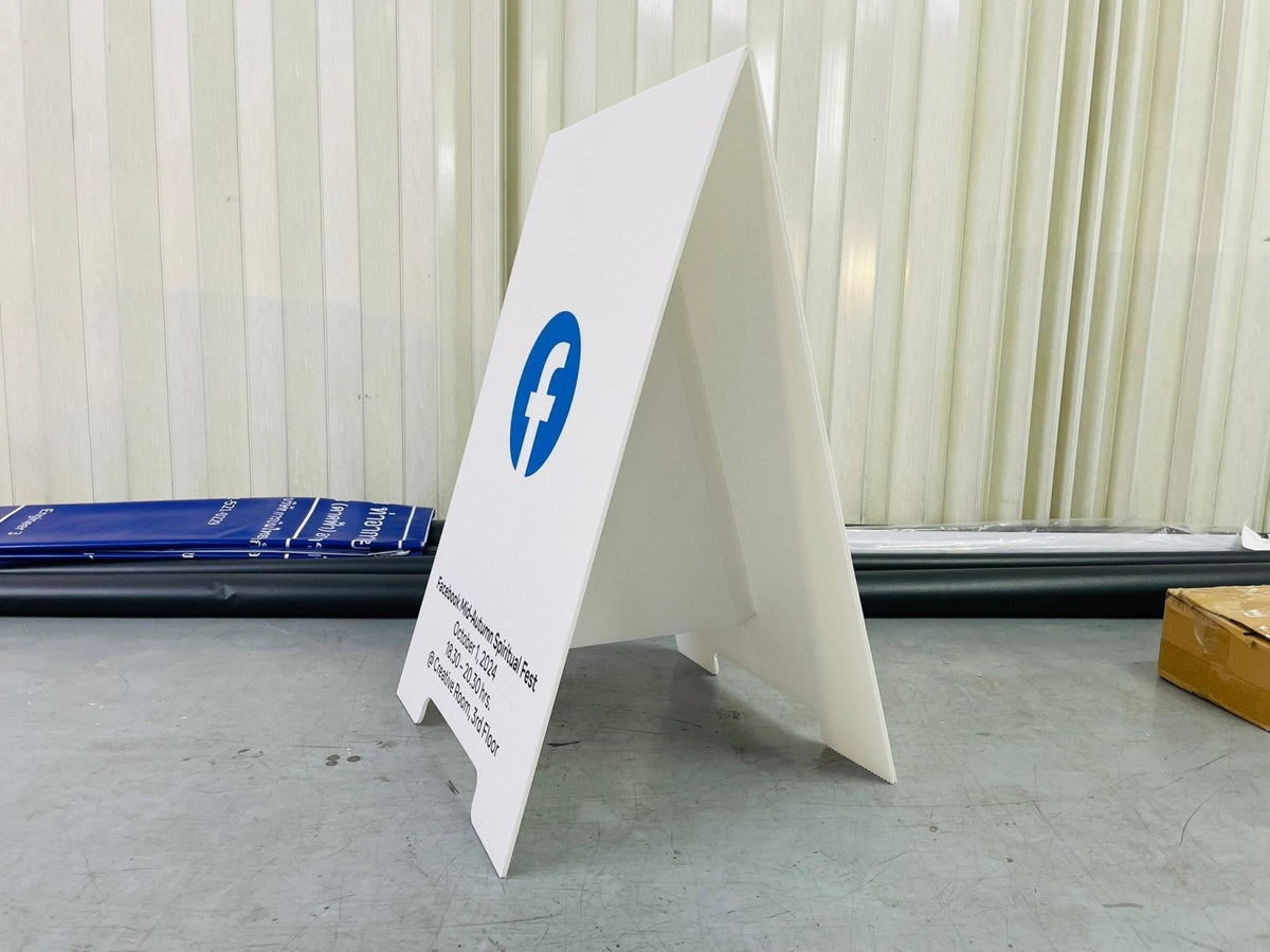 ป้ายตั้งคาเฟ่ และป้ายตั้งหน้าร้าน ดีไซน์สวยสะดุดตา พิมพ์คมชัด เหมาะสำหรับโปรโมชัน เมนู และดึงดูดลูกค้าหน้าร้าน