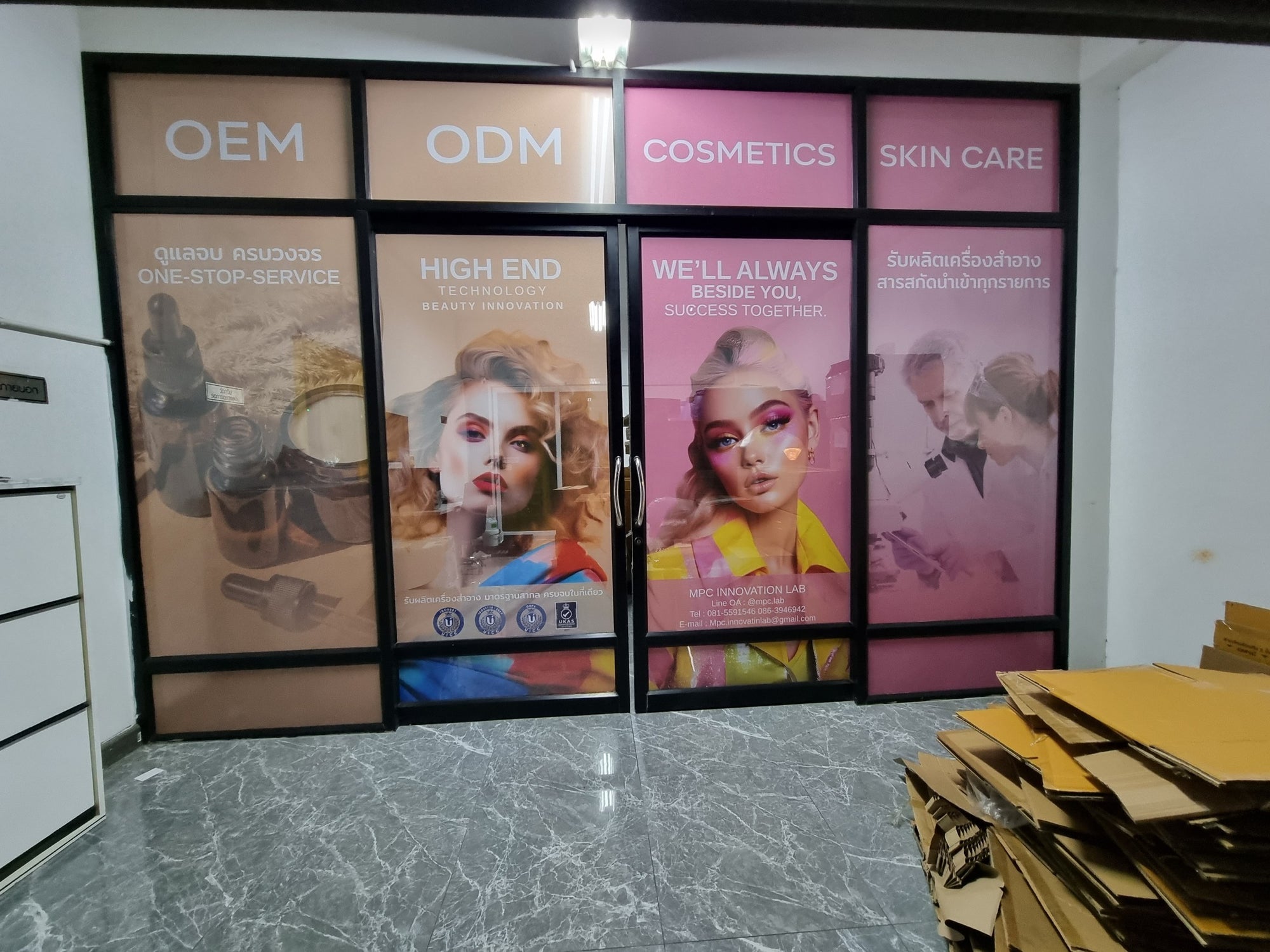 สติ๊กเกอร์ติดกระจก ทึบแสง กันแดด และโปร่งแสง พิมพ์คมชัด ช่วยลดแสงแดด เพิ่มความเป็นส่วนตัว เหมาะสำหรับอาคารและร้านค้า