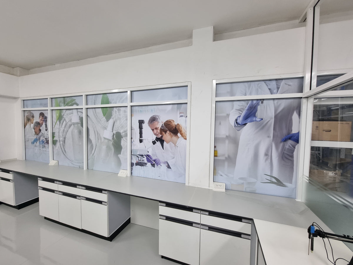 สติ๊กเกอร์ติดกระจก ทึบแสง กันแดด และโปร่งแสง พิมพ์คมชัด ช่วยลดแสงแดด เพิ่มความเป็นส่วนตัว เหมาะสำหรับอาคารและร้านค้า