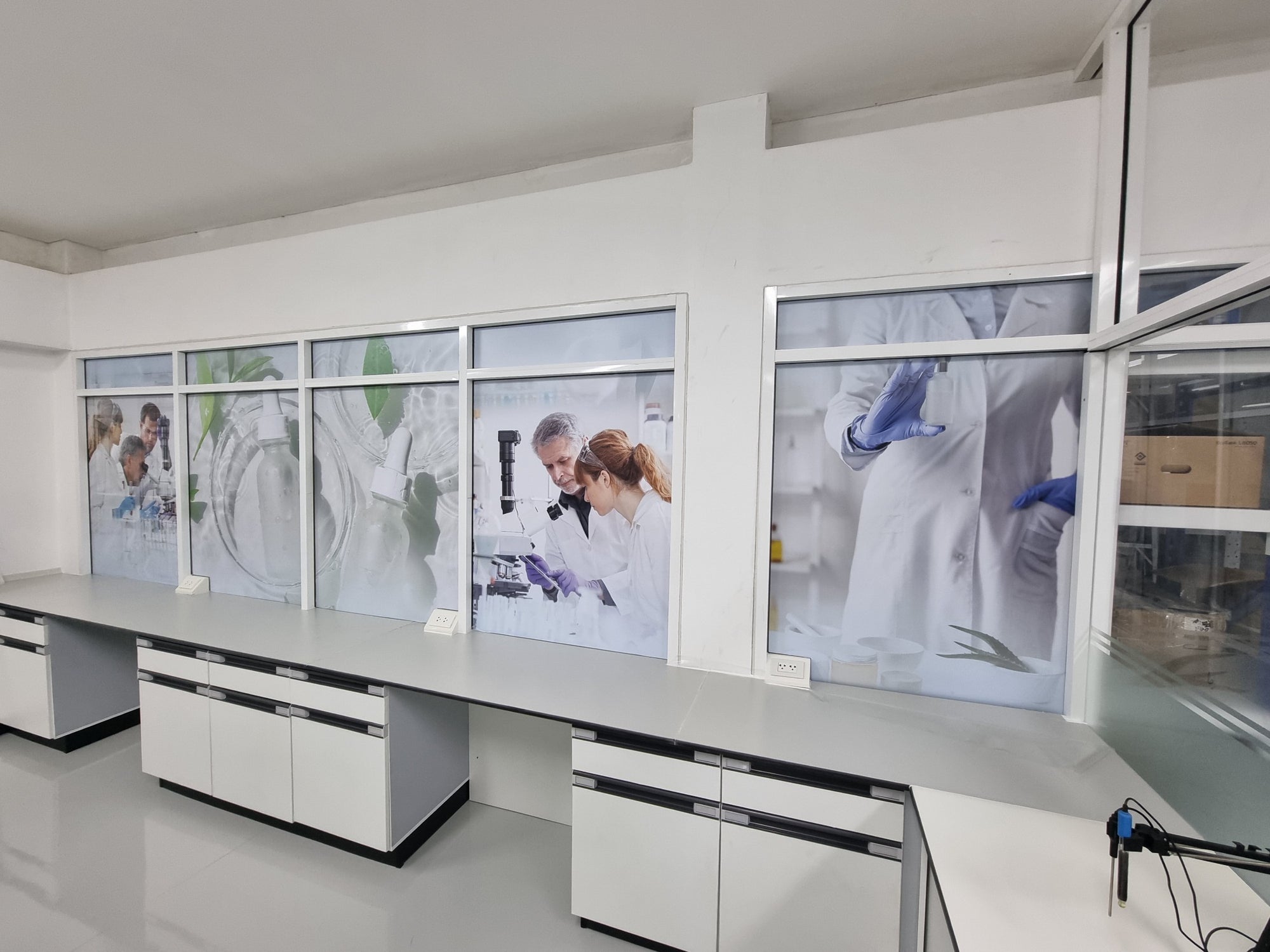 สติ๊กเกอร์ติดกระจก ทึบแสง กันแดด และโปร่งแสง พิมพ์คมชัด ช่วยลดแสงแดด เพิ่มความเป็นส่วนตัว เหมาะสำหรับอาคารและร้านค้า