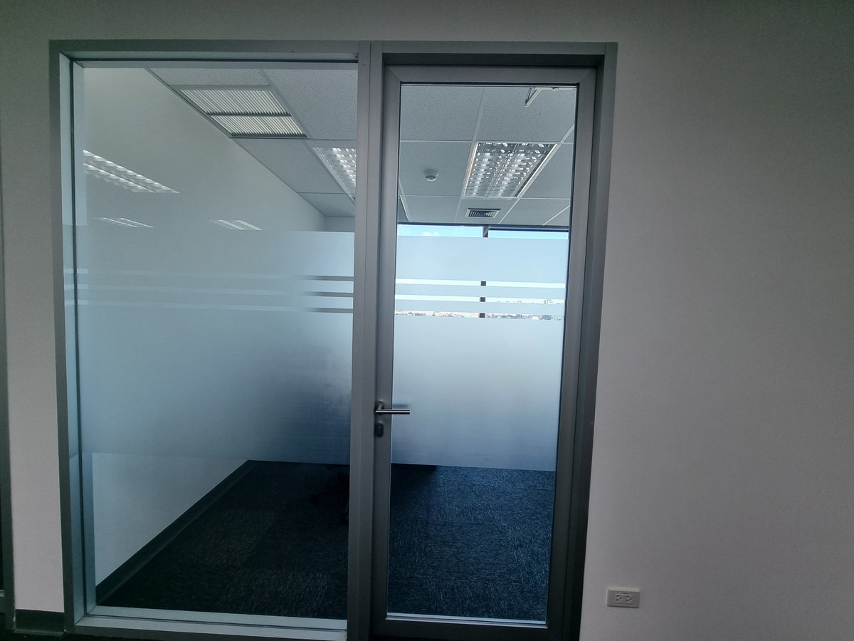 สติกเกอร์ฝ้าขุ่นติดกระจก พิมพ์สี สติกเกอร์พิมพ์ลาย สติ๊กเกอร์กั้นห้อง ในออฟฟิศ