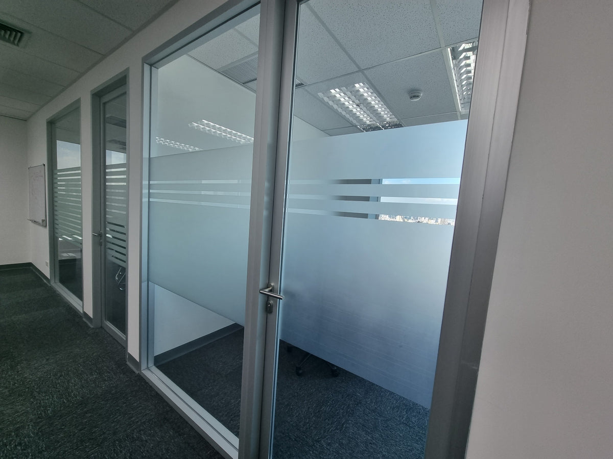 ฝ้าขุ่นไดคัทฉลุ สติ๊กเกอร์ฝ้ามุก ติดกระจกอาคาร สำนักงาน บดบังสายตา