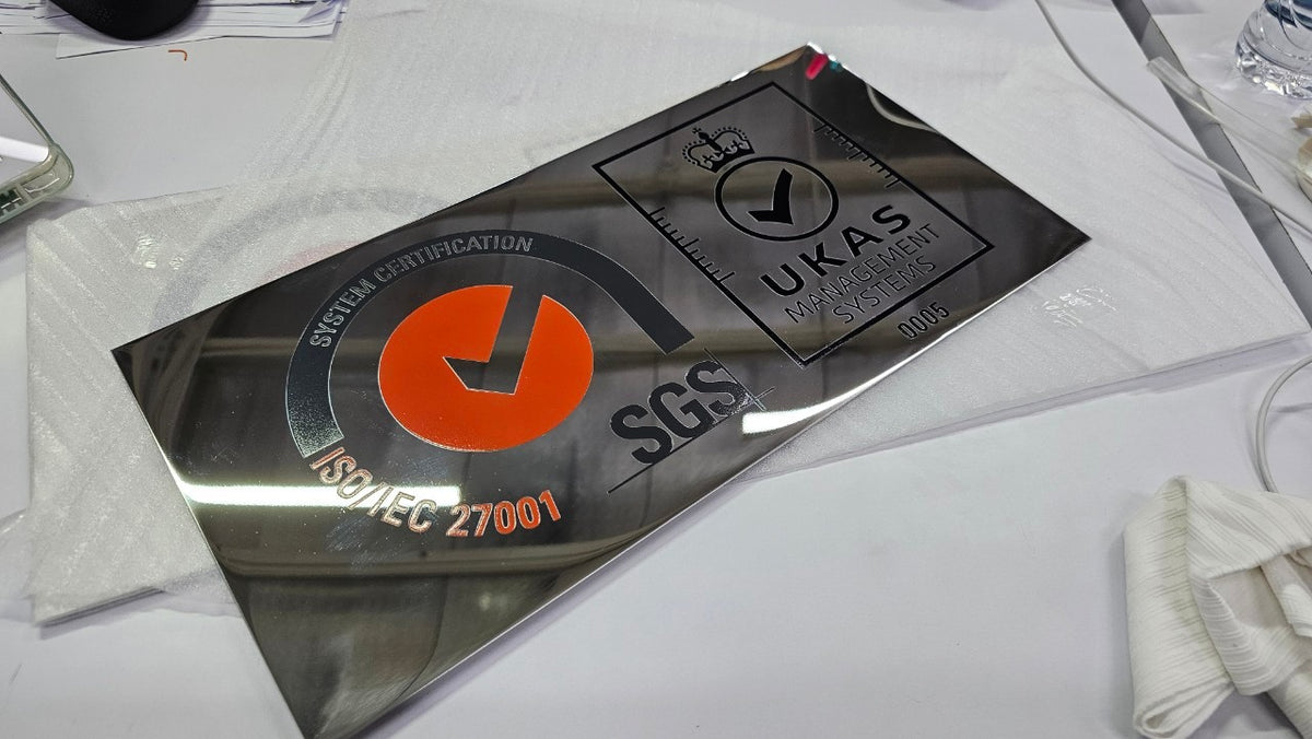 ป้ายชื่อบริษัทสแตนเลสเงินเงา เงาสวย ทนทาน เหมาะสำหรับอาคารสำนักงานและองค์กรธุรกิจ