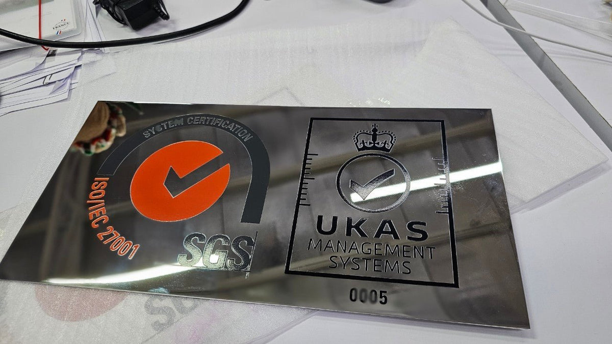 ป้ายชื่อบริษัทสแตนเลสเงินเงา เงาสวย ทนทาน เหมาะสำหรับอาคารสำนักงานและองค์กรธุรกิจ