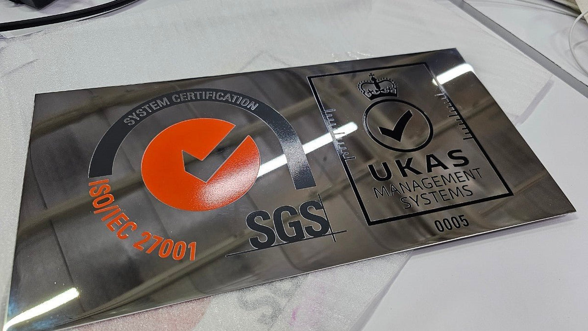 ป้ายชื่อบริษัทสแตนเลสเงินเงา เงาสวย ทนทาน เหมาะสำหรับอาคารสำนักงานและองค์กรธุรกิจ