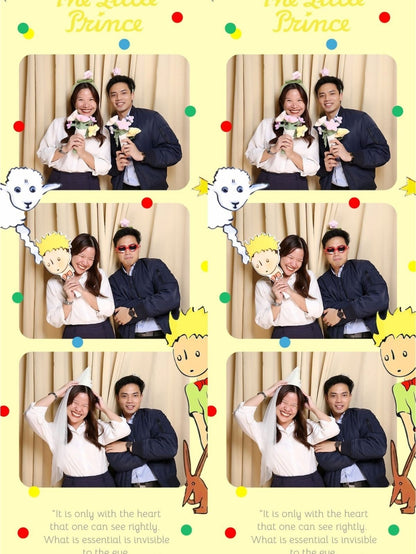 ตัวอย่างรูปถ่ายจาก Photobooth แขกยืนโพสต์พร้อมแถบฟิล์มลายพิเศษเป็นของที่ระลึก