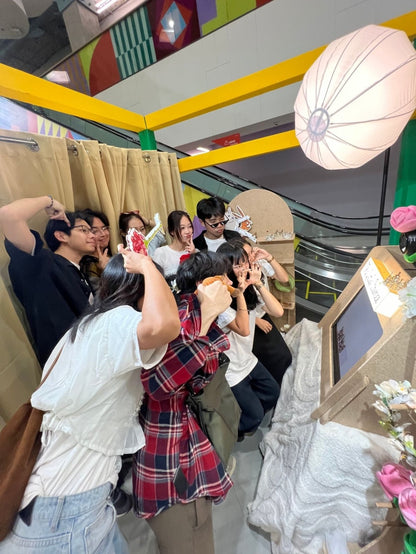 ตัวอย่างรูปถ่ายจาก Photobooth แขกยืนโพสต์พร้อมแถบฟิล์มลายพิเศษเป็นของที่ระลึก