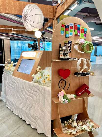 มุมถ่ายรูปโฟโต้บูทโทนไม้ พร็อพน่ารัก สำหรับงานแต่งและงานปาร์ตี้