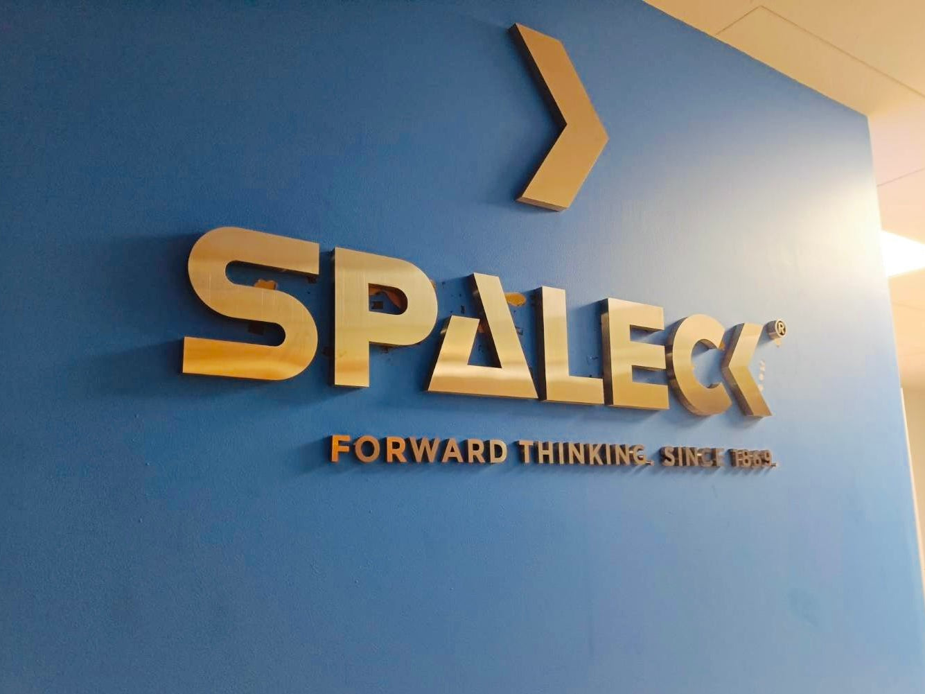 ป้ายชื่อบริษัทอักษรโลหะ อักษรสแตนเลส แข็งแรง ทนทาน เหมาะสำหรับป้ายบริษัทและอาคารสำนักงาน