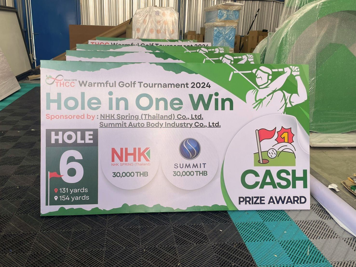 ป้ายไวนิลขึงโครงไม้สำหรับสนามกอล์ฟ  เหมาะวางหน้าแท่นตีหรือจุดประกาศผลในทัวร์นาเมนต์