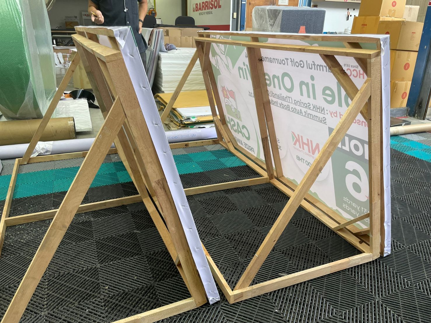 ป้ายไวนิลขึงโครงไม้สำหรับสนามกอล์ฟ เหมาะวางหน้าแท่นตีหรือจุดประกาศผลในทัวร์นาเมนต์