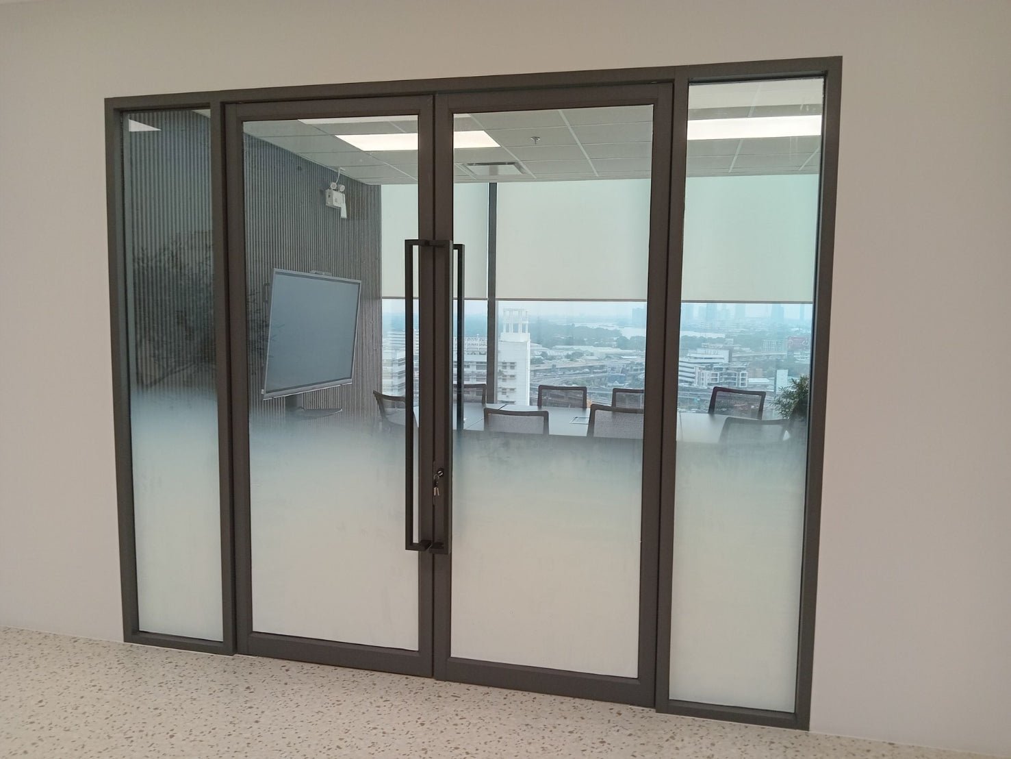 สติ๊กเกอร์ไล่เฉด Gradient Grain Pattern พิมพ์คมชัด เหมาะสำหรับตกแต่งผนัง กระจก และงานดีไซน์