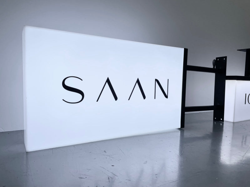 กล่องไฟอะคริลิค ไฟออกรอบป้าย ติดยื่นจากผนัง สว่างชัดเจน เหมาะสำหรับร้านค้าและป้ายหน้าร้าน