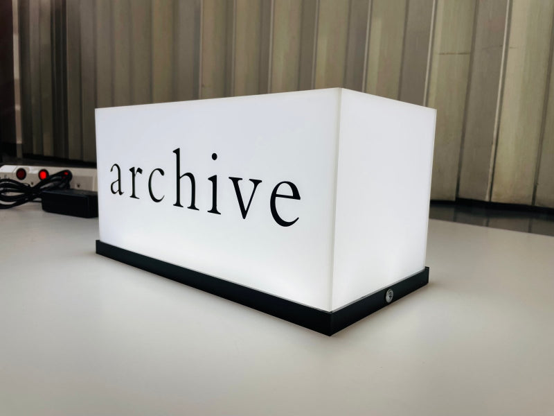 กล่องไฟอะคริลิคไฟออกรอบตัว ติดยื่นจากผนัง สว่างชัดเจน เหมาะสำหรับร้านค้าและป้ายหน้าร้าน