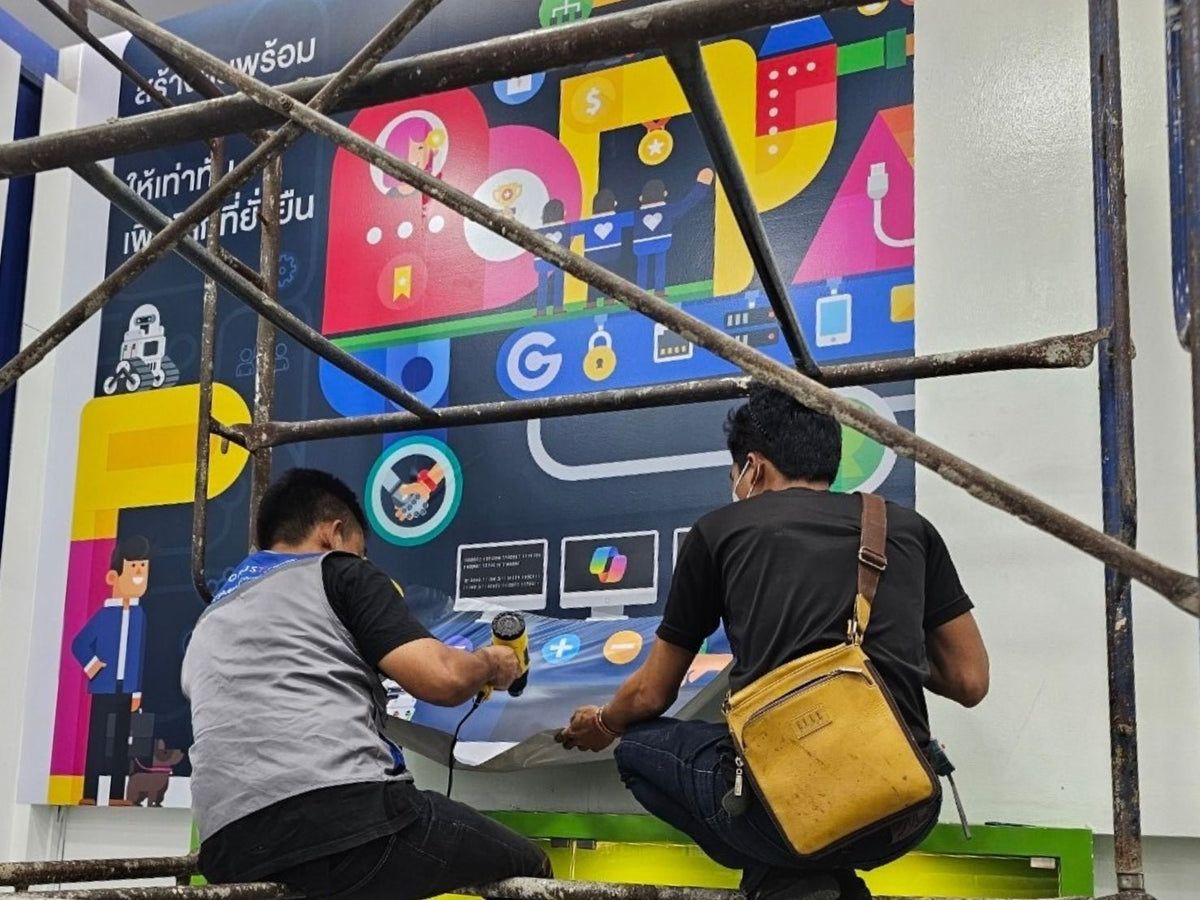 สติ๊กเกอร์ติดผนังเบา น้ำหนักเบา พิมพ์คมชัด เหมาะสำหรับงานตกแต่งบูธ ออฟฟิศ และร้านค้า