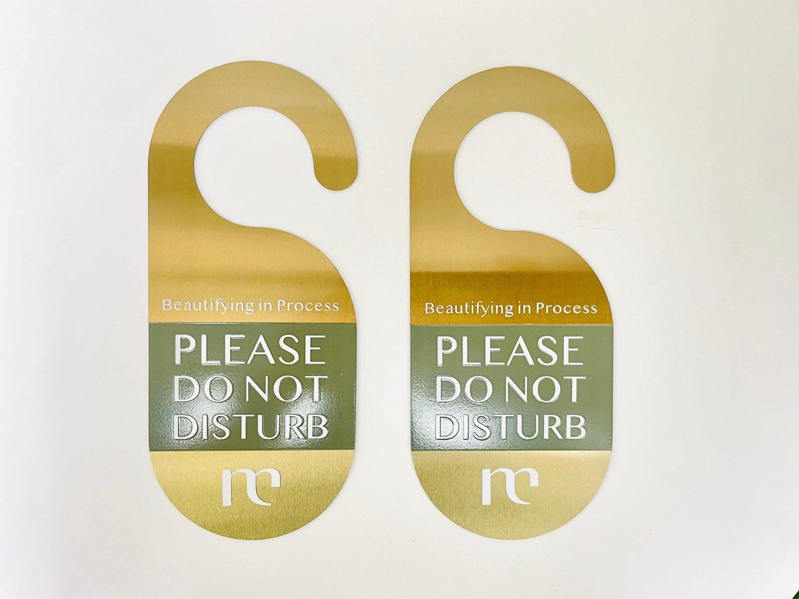 ป้ายสแตนเลสทองแชมเปญ หรูหรา แข็งแรง ทนทาน เหมาะสำหรับป้ายบริษัท ร้านค้า และอาคารสำนักงาน