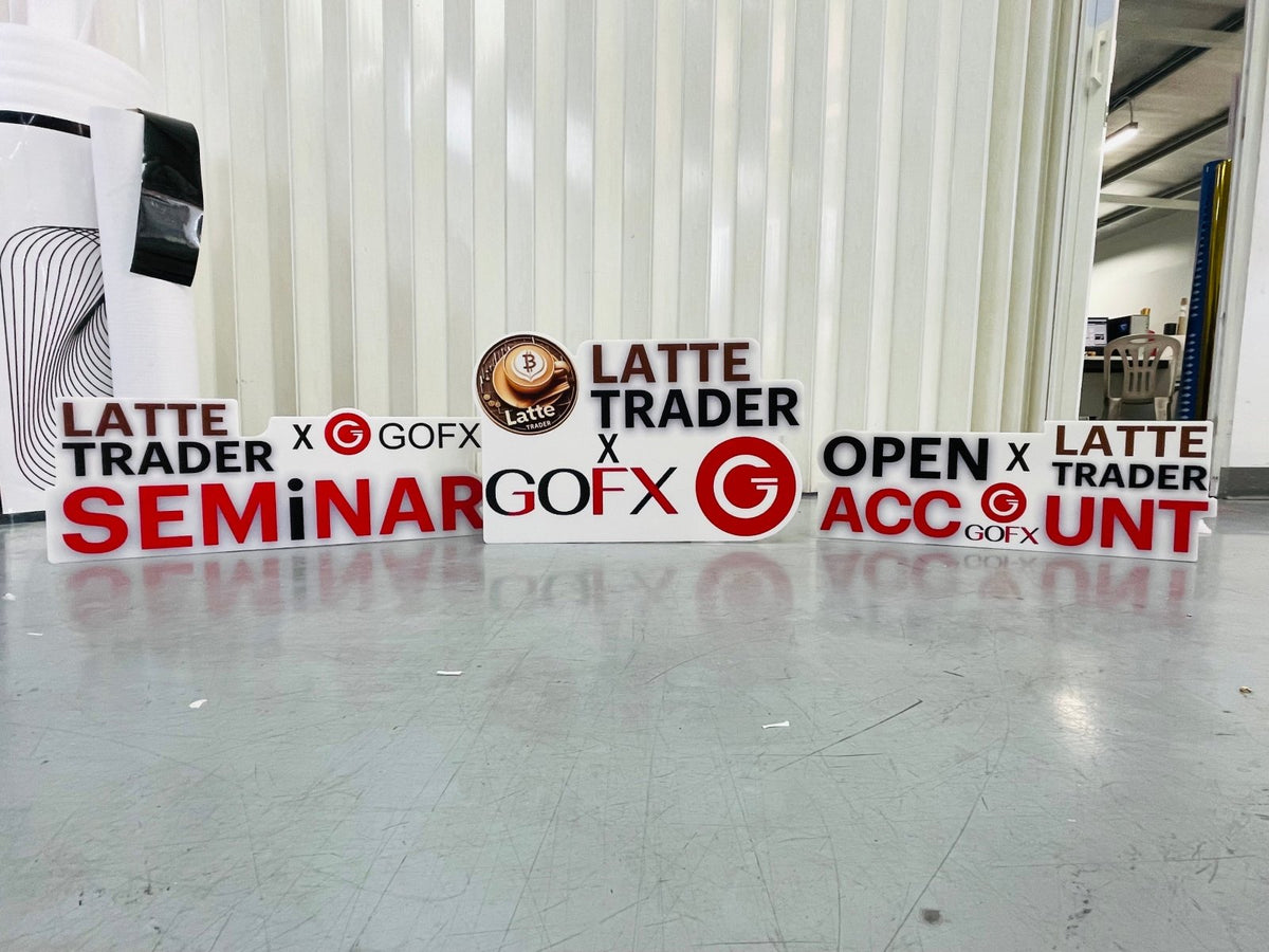 ป้ายโลโก้ตั้งพื้น และป้ายตั้งประกอบฉากถ่ายรูป ดีไซน์สวยสะดุดตา เหมาะสำหรับงานอีเวนต์ งานเปิดตัวสินค้า และการโปรโมทร้านค้า