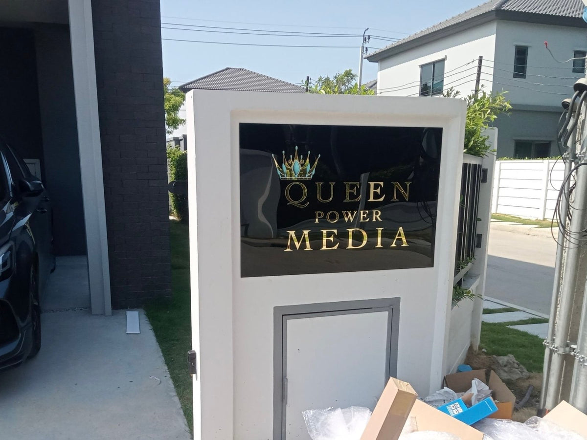 ป้ายบริษัทหน้าทางเข้า ป้ายติดกำแพง และป้ายติดรั้ว ดีไซน์สวย ทนทาน เหมาะสำหรับสร้างภาพลักษณ์องค์กรและเพิ่มความน่าเชื่อถือ