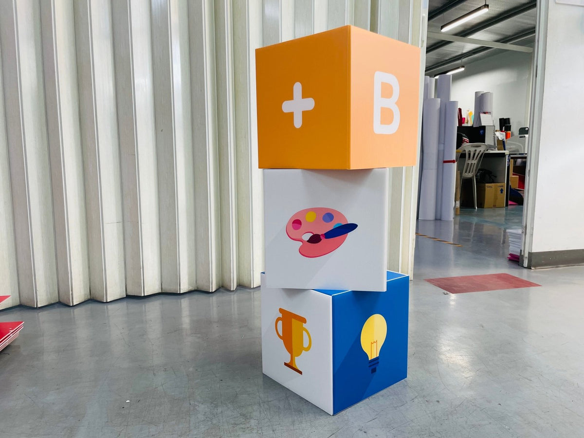 กล่องลูกเต๋า กล่องฟิวเจอร์บอร์ดทรงลูกเต๋า พิมพ์คมชัด เหมาะสำหรับงานอีเวนต์ และดิสเพลย์สินค้า