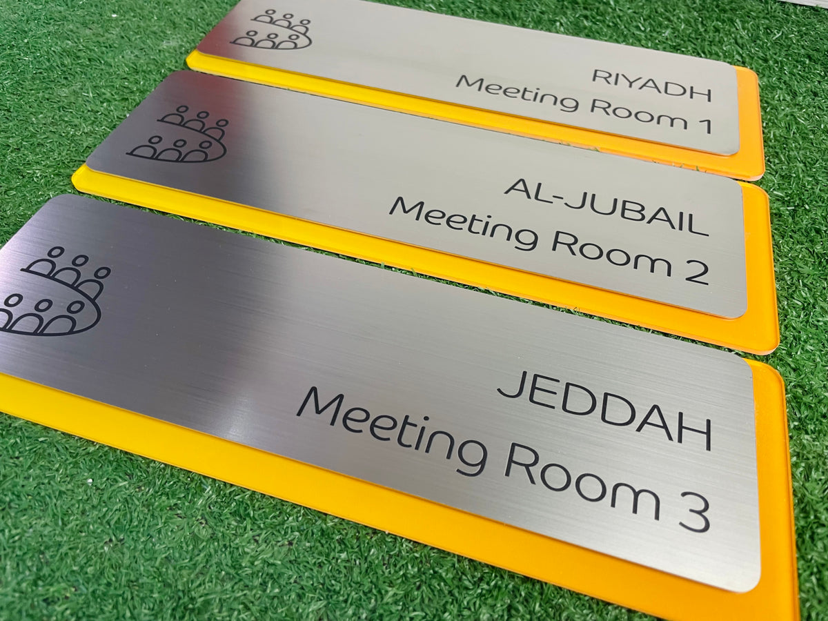 ป้ายหน้าห้อง ป้ายห้องประชุม และป้ายแผนก ดีไซน์เรียบหรู พิมพ์คมชัด เหมาะสำหรับอาคารสำนักงาน โรงเรียน และโรงพยาบาล