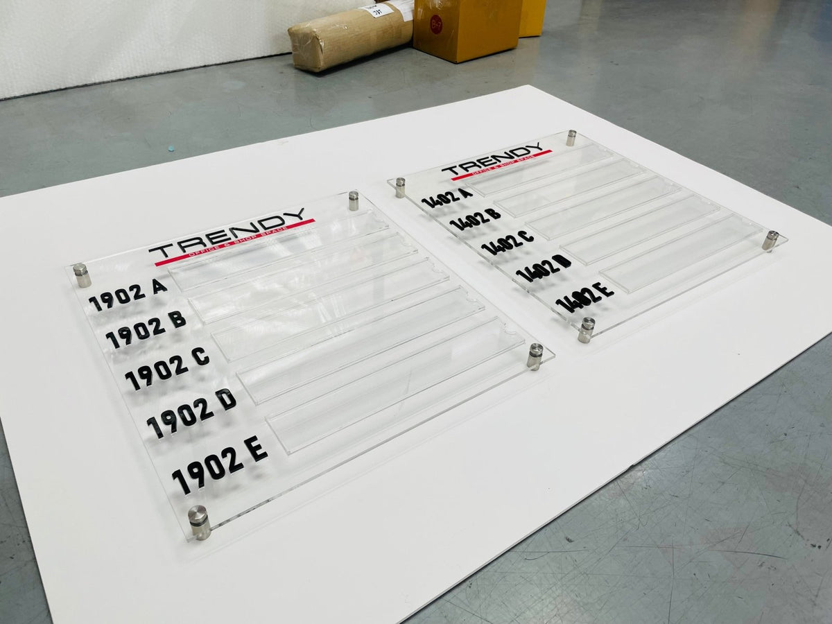 ป้ายอะคริลิคหมุดลอย Standoff ดีไซน์โมเดิร์น พิมพ์คมชัด เหมาะสำหรับป้ายบริษัทและสำนักงาน