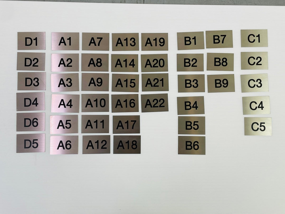 ป้ายสแตนเลสเงินแฮร์ไลน์ ผิวด้านหรูหรา แข็งแรง ทนทาน เหมาะสำหรับป้ายบริษัทและงานตกแต่งอาคาร