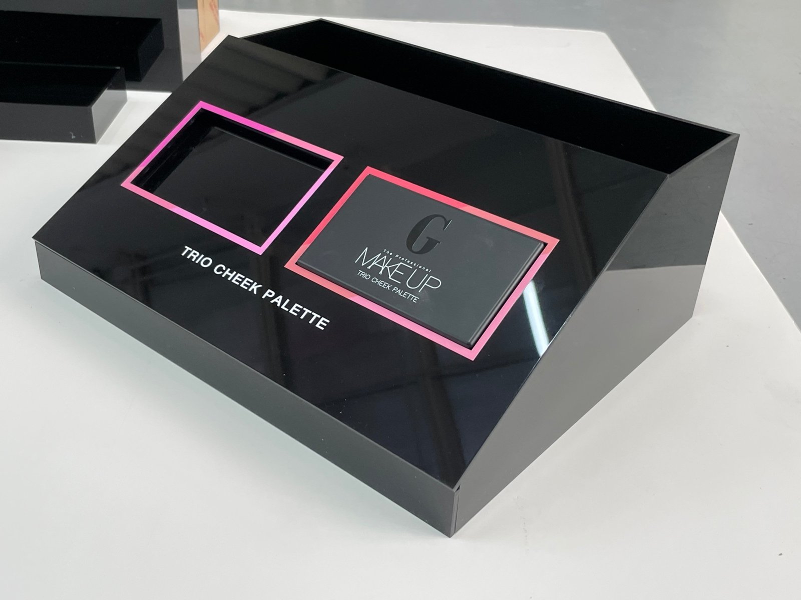 Shelf Display แท่นวางสินค้า แท่นวางเครื่องสำอาง ดีไซน์สวย เหมาะสำหรับโชว์สินค้าในร้านและงานโปรโมชัน