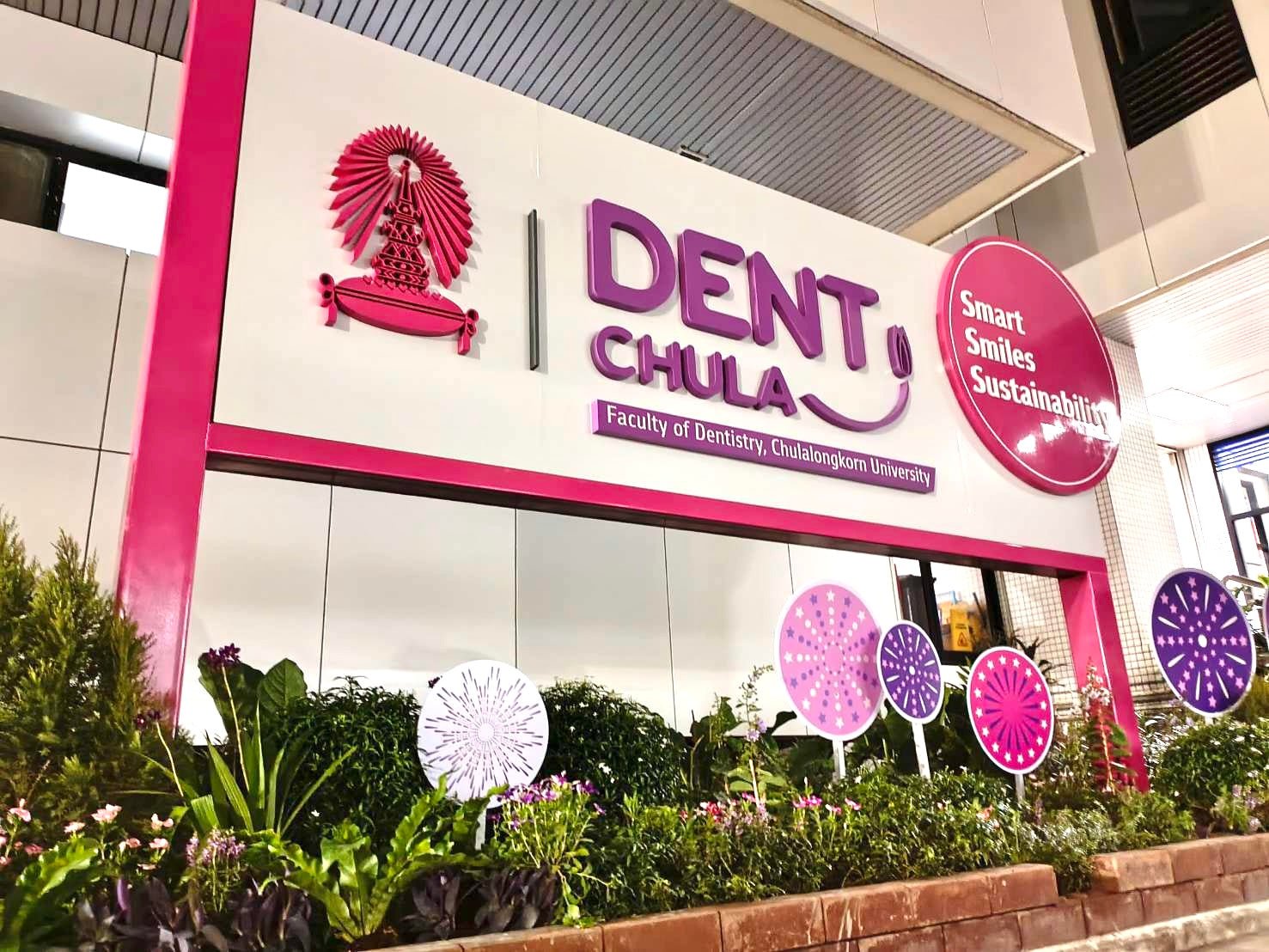 ป้ายคอมโพสิต Composite Signage แข็งแรง ทนทาน พิมพ์คมชัด เหมาะสำหรับป้ายบริษัท อาคาร โครงการ และงานโฆษณากลางแจ้ง