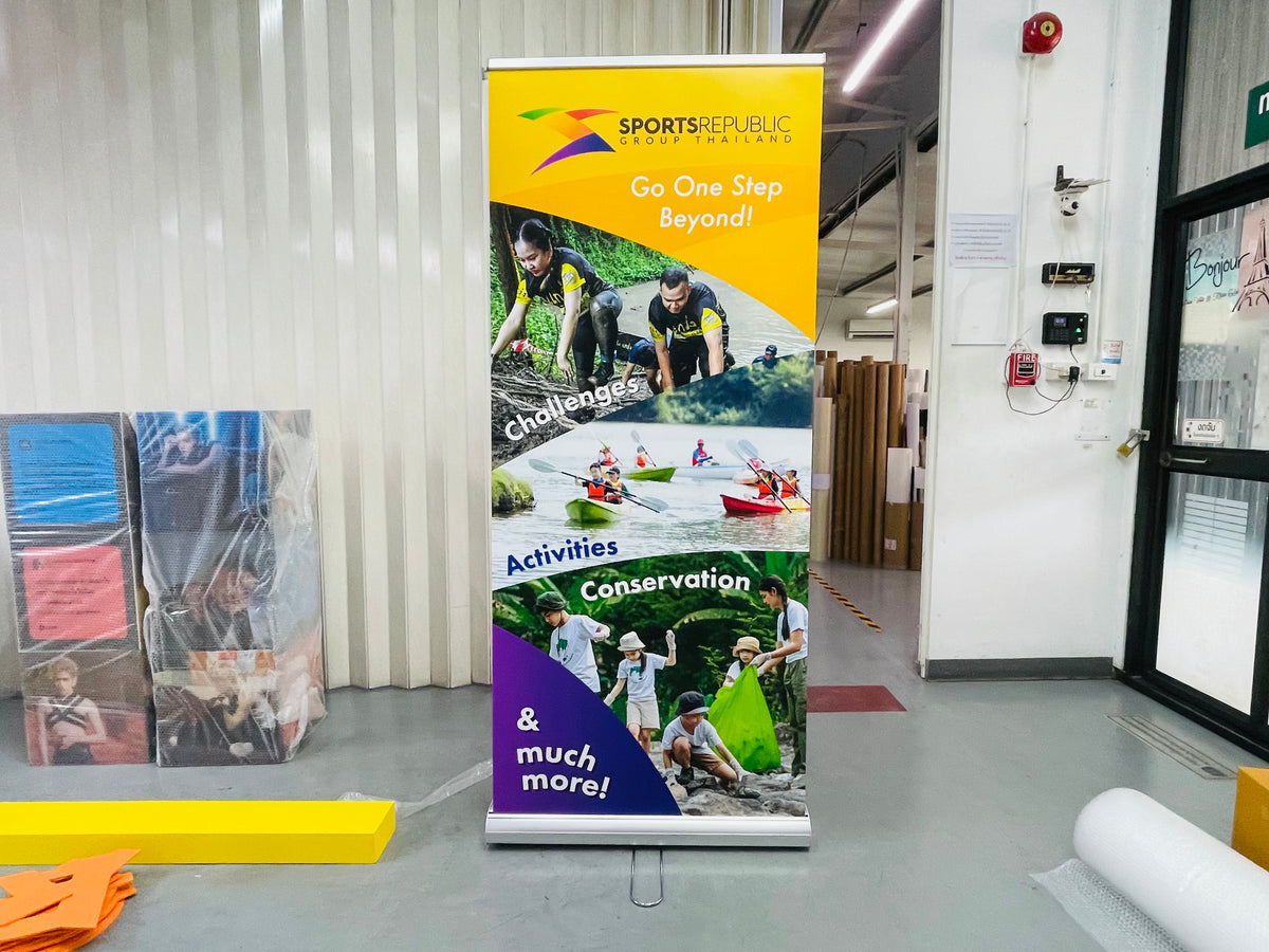 ป้าย Roll Up สำหรับออกบูธ งานแสดงสินค้า และโปรโมทร้านค้า Roll Up Printing ป้ายโฆษณาพร้อมโลโก้และข้อความโปรโมต