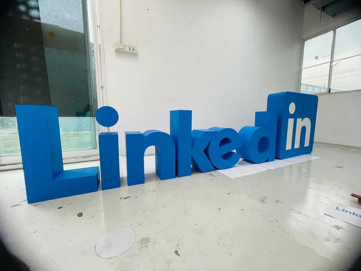 ป้ายโลโก้ตั้งพื้น และป้ายตั้งประกอบฉากถ่ายรูป ดีไซน์สวยสะดุดตา เหมาะสำหรับงานอีเวนต์ งานเปิดตัวสินค้า และการโปรโมทร้านค้า