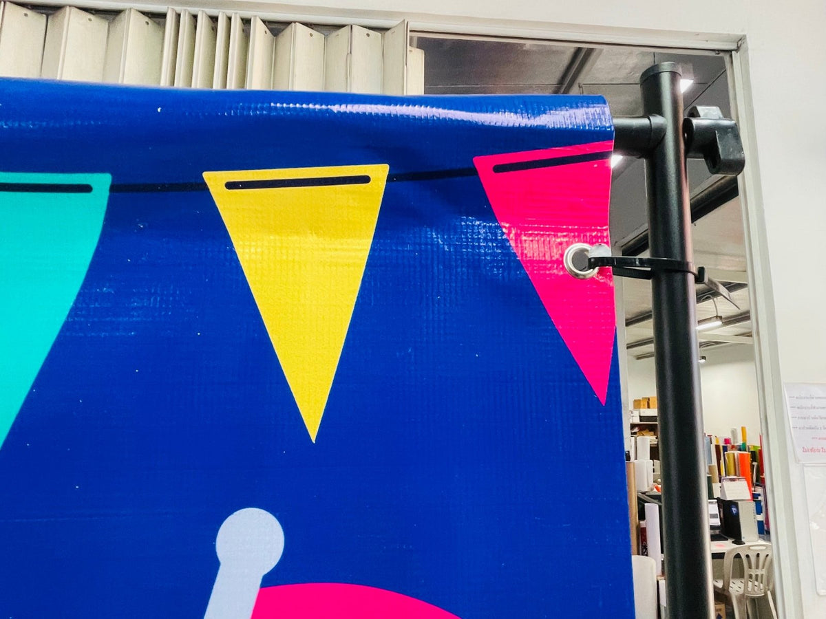 แบคดรอปไวนิล Vinyl Backdrop พิมพ์คมชัด สีสด ทนแดดฝน เหมาะสำหรับงานอีเวนต์ งานถ่ายภาพ และงานโปรโมชันต่าง ๆ