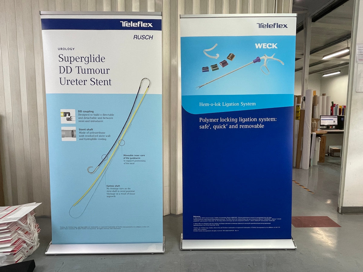 ป้าย Roll Up สำหรับออกบูธ งานแสดงสินค้า และโปรโมทร้านค้า Roll Up Printing ป้ายโฆษณาพร้อมโลโก้และข้อความโปรโมต