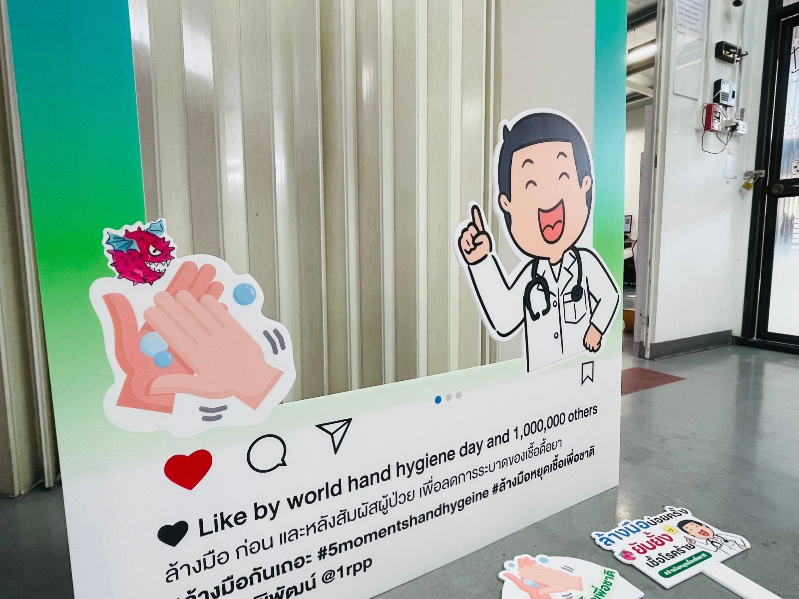 กรอบป้าย Instagram และ Facebook ดีไซน์เหมือนหน้าฟีดโซเชียล เหมาะสำหรับงานอีเวนต์ งานถ่ายภาพ และกิจกรรมโปรโมชัน