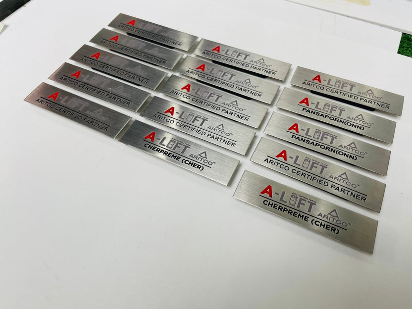 ป้ายชื่อติดอก ป้ายเข็มกลัด แม่เหล็ก เนมแทก ดีไซน์กะทัดรัด เหมาะสำหรับบริษัท และงานอีเวนต์