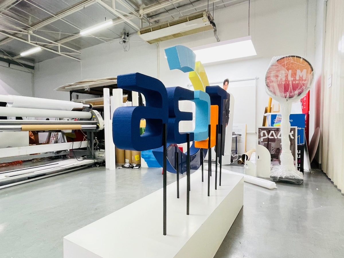 ป้ายโลโก้ตั้งพื้น และป้ายตั้งประกอบฉากถ่ายรูป ดีไซน์สวยสะดุดตา เหมาะสำหรับงานอีเวนต์ งานเปิดตัวสินค้า และการโปรโมทร้านค้า