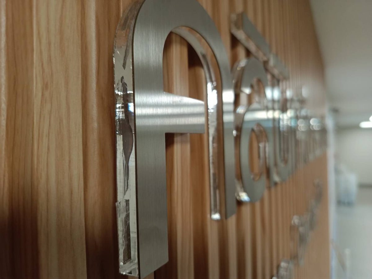 ป้ายอะคริลิคนูน ขอบใส ดีไซน์หรูหรา พิมพ์คมชัด แข็งแรงทนทาน เหมาะสำหรับป้ายบริษัท ป้ายร้านค้า และงานตกแต่งอาคาร