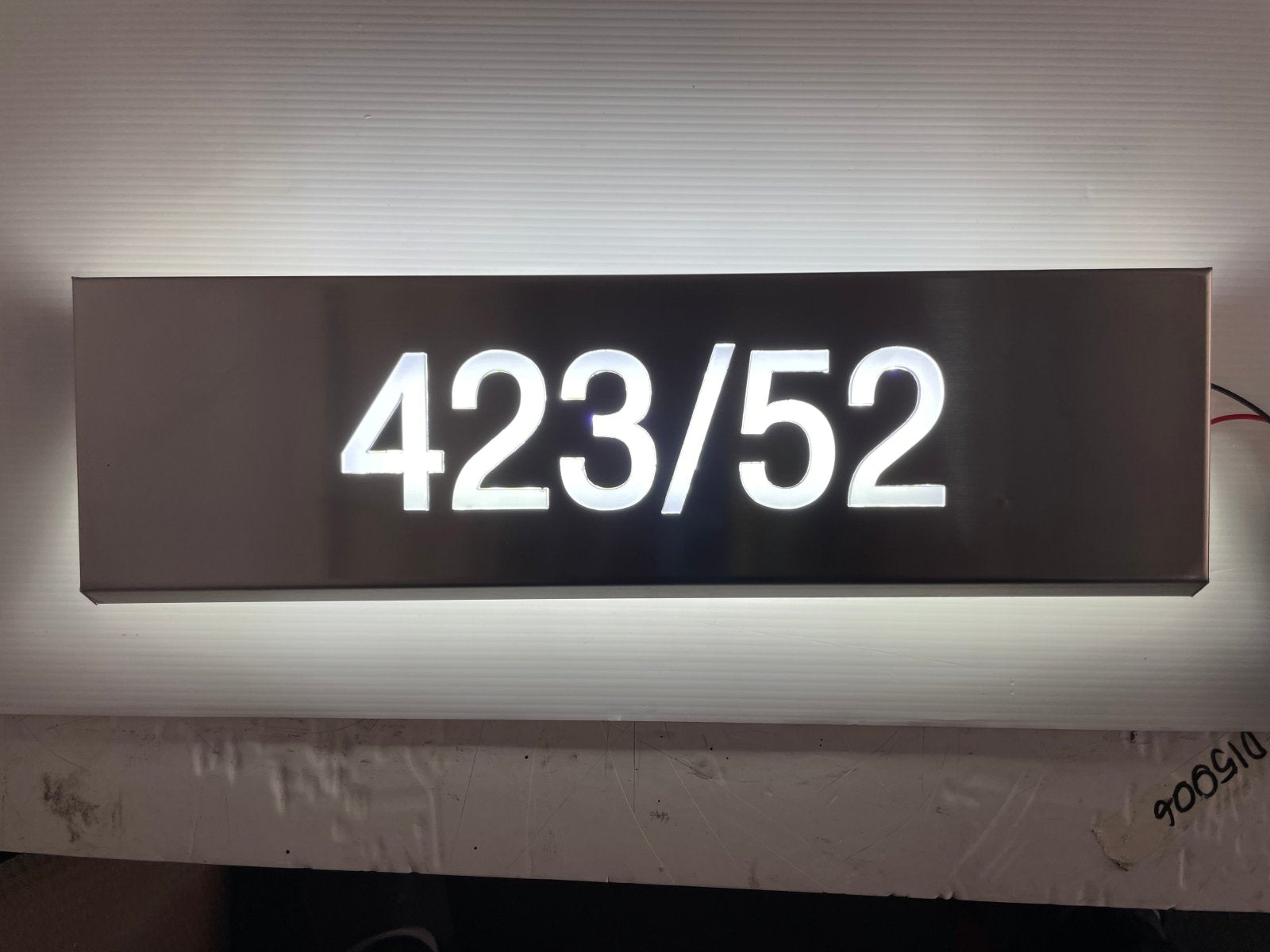 ป้ายกล่องไฟฉลุหน้า แสงไฟสวยโดดเด่น ดีไซน์พิเศษ เหมาะสำหรับป้ายร้านค้าและงานโฆษณา