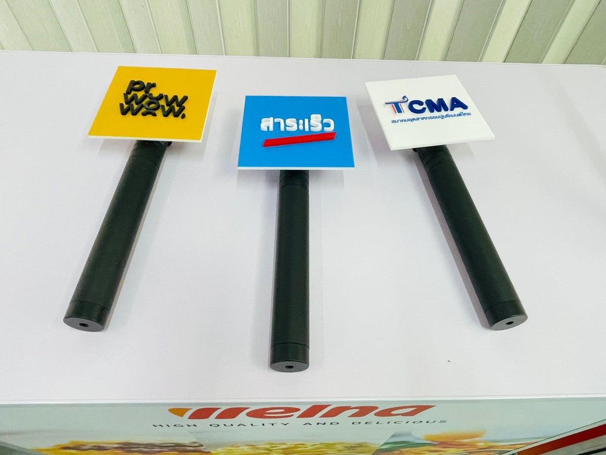 ป้ายไมค์ โลโก้ไมค์ และป้ายหัวไมค์ พิมพ์คมชัด ดีไซน์สวย เหมาะสำหรับงานอีเวนต์ สื่อประชาสัมพันธ์ รายการทีวี และงานโปรโมชัน