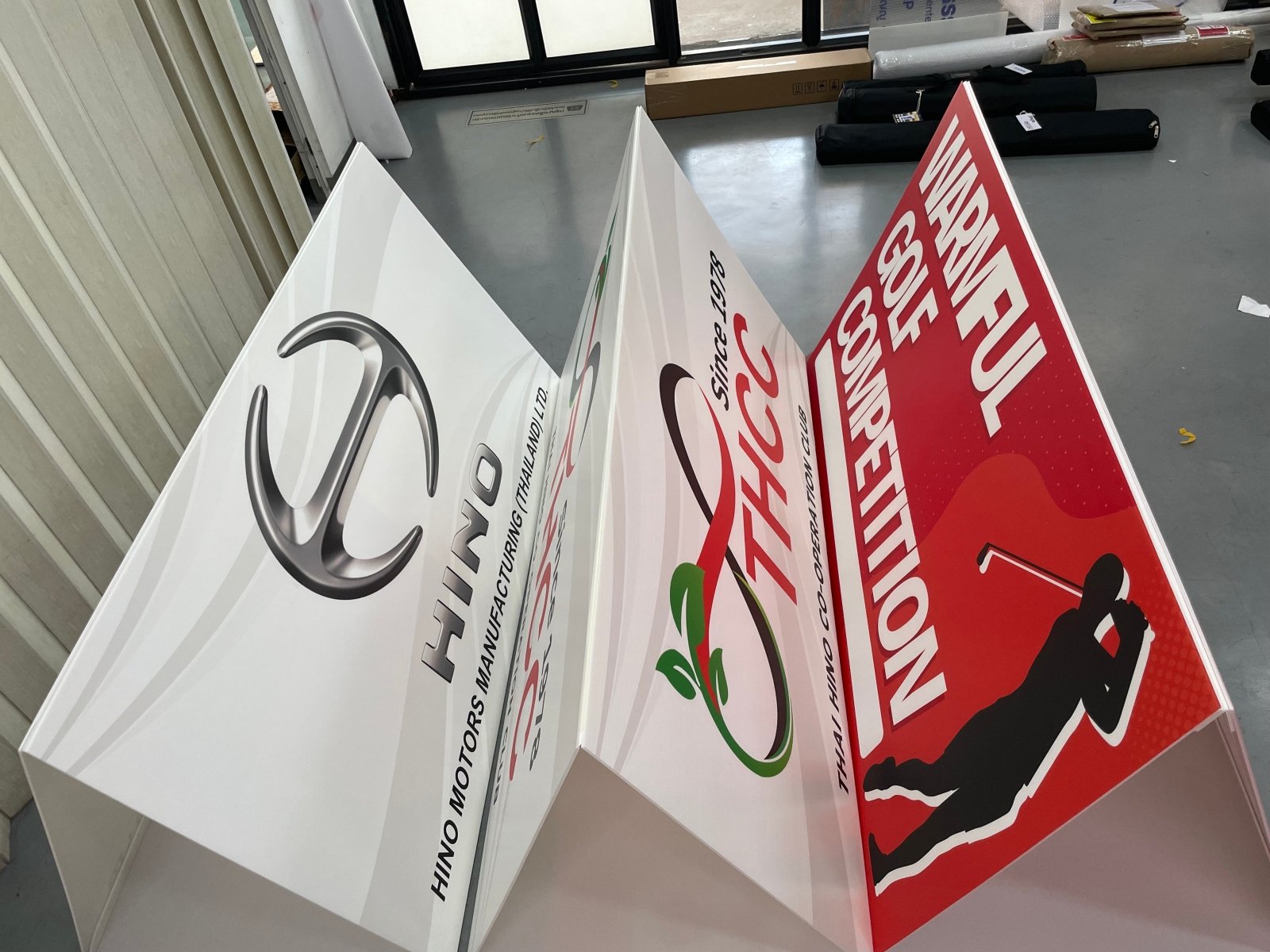 ป้ายสปอนเซอร์ พร้อมโลโก้ Li-Ning และ Yonex พิมพ์คมชัด เหมาะสำหรับงานกีฬา อีเวนต์ การแข่งขัน และโปรโมชันแบรนด์