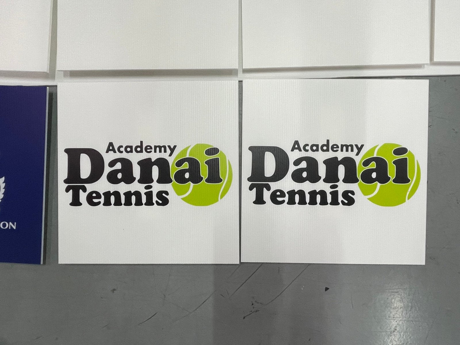 ป้ายสปอนเซอร์ พร้อมโลโก้ Li-Ning และ Yonex พิมพ์คมชัด เหมาะสำหรับงานกีฬา อีเวนต์ การแข่งขัน และโปรโมชันแบรนด์