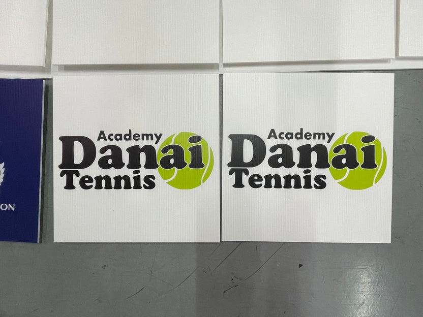 ป้ายสปอนเซอร์ พร้อมโลโก้ Li-Ning และ Yonex พิมพ์คมชัด เหมาะสำหรับงานกีฬา อีเวนต์ การแข่งขัน และโปรโมชันแบรนด์