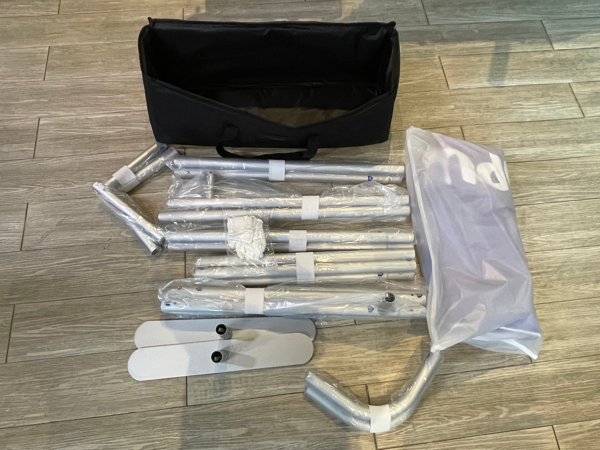 ชุดกระเป๋าเก็บ แบคดรอปผ้า ออกบูธ สำเร็จรูป - Octopus Media Solutions