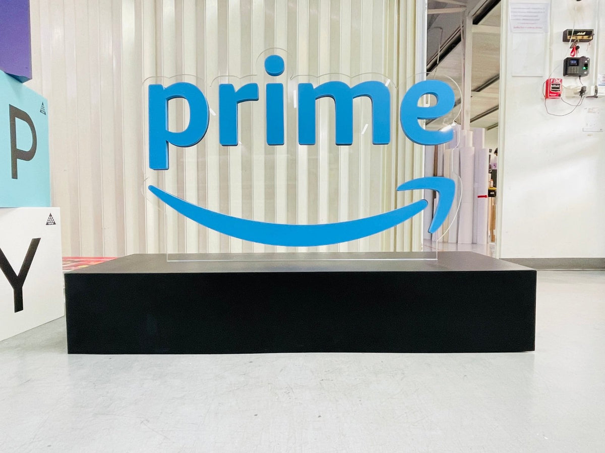 ป้ายโลโก้ตั้งพื้น และป้ายตั้งประกอบฉากถ่ายรูป ดีไซน์สวยสะดุดตา เหมาะสำหรับงานอีเวนต์ งานเปิดตัวสินค้า และการโปรโมทร้านค้า