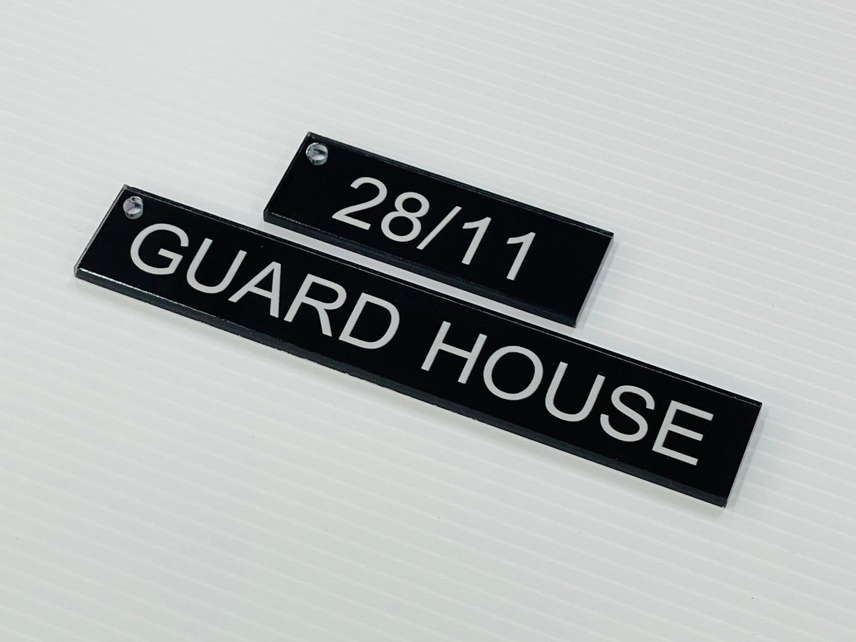 ป้ายอะคริลิคพิมพ์ยูวี แผ่นอะคริลิค และอะคริลิคติดสติ๊กเกอร์ พิมพ์คมชัด สีสวยทนทาน เหมาะสำหรับป้ายบริษัท ร้านค้า และงานตกแต่ง