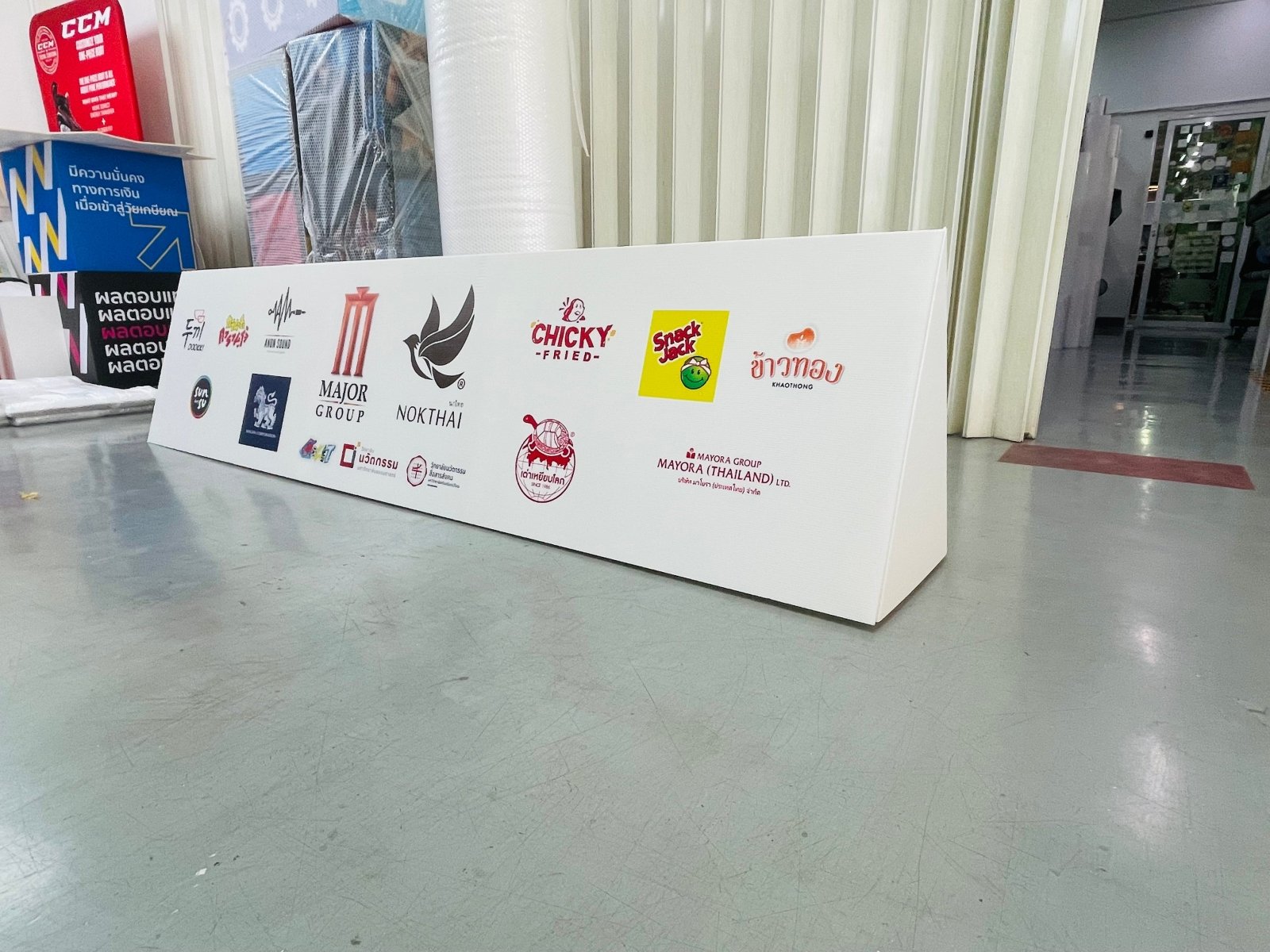 ป้ายสปอนเซอร์ พร้อมโลโก้ Li-Ning และ Yonex พิมพ์คมชัด เหมาะสำหรับงานกีฬา อีเวนต์ การแข่งขัน และโปรโมชันแบรนด์