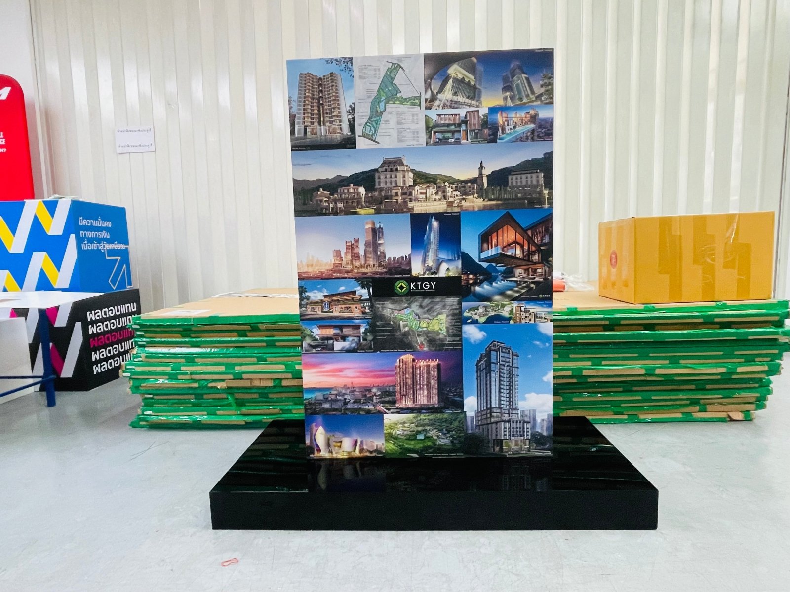 ป้ายประชาสัมพันธ์ และป้ายตั้งพื้น พิมพ์คมชัด แข็งแรง เหมาะสำหรับงานอีเวนต์ งานโฆษณา และประชาสัมพันธ์หน้าร้านหรือองค์กร