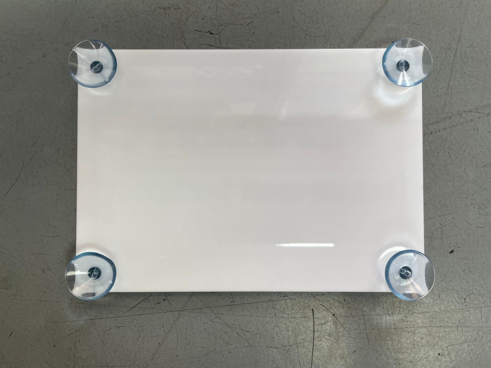 ป้ายจุ๊บติดกระจก และป้ายแขวนติดจุ๊บ ติดตั้งง่าย เคลื่อนย้ายสะดวก เหมาะสำหรับป้ายร้านค้า ป้ายโปรโมชั่น และงานประชาสัมพันธ์