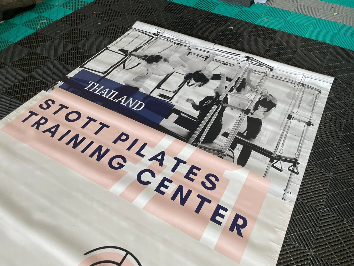 ป้ายไวนิลภาษาอังกฤษ พิมพ์คมชัด ตัวอักษรอ่านง่าย เหมาะสำหรับร้านค้าและธุรกิจต่างประเทศ