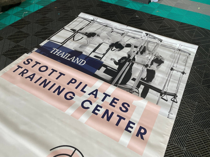 ป้ายไวนิลภาษาอังกฤษ พิมพ์คมชัด ตัวอักษรอ่านง่าย เหมาะสำหรับร้านค้าและธุรกิจต่างประเทศ