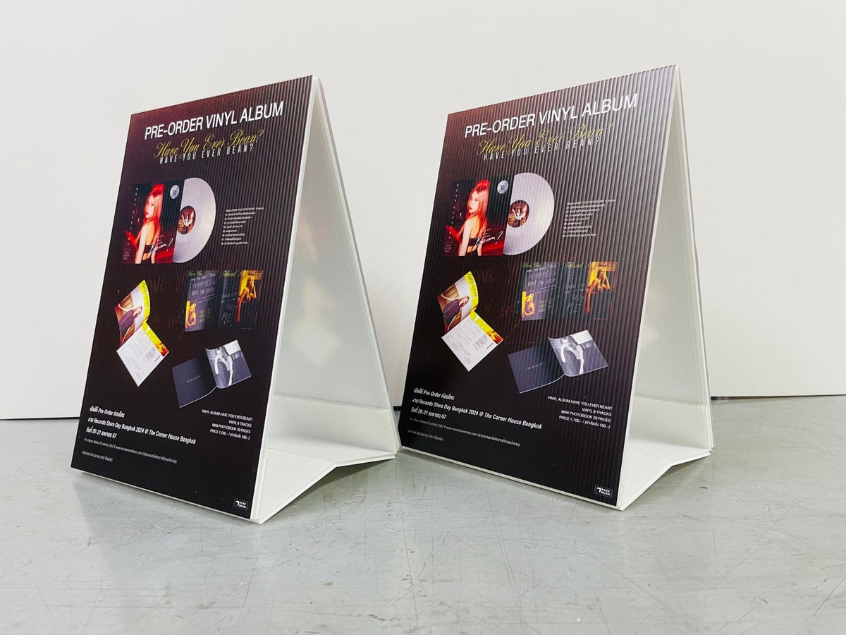 เต้นท์การ์ด สแตนดี้ตั้งโต๊ะ ป้ายตั้งฟิวเจอร์บอร์ด และป้ายสามเหลี่ยมตั้งโต๊ะ พิมพ์คมชัด เหมาะสำหรับเมนู โปรโมชั่น และป้ายโฆษณา